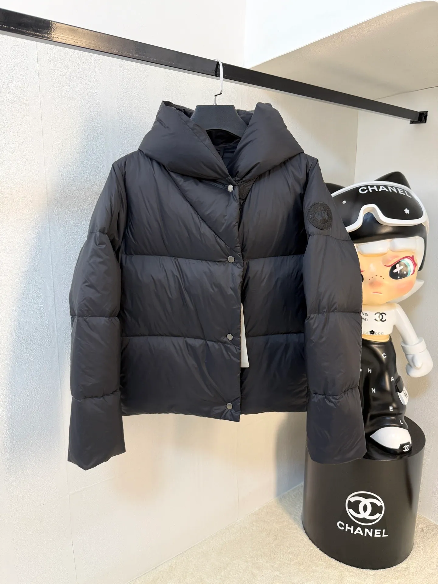 P1100 Top-quality original Canada Goose new model for autumn and winter. It is warm and has no sense of restraint. It is made of national standard 90 white duck down. It is light and elegant, giving you all-round warmth! The appearance of the upper body is more classy and stylish, allowing warmth and grace to go hand in hand. The multiple car lines on the center line are strict and symmetrical, keeping warm and waiting. The logo on the chest embellishes the whole piece! The unique taste goes deep into the bone marrow. It is age-reducing and full of warmth. It has a simple and elegant look and has the same color for men and women. Black Gray Size: XS-S M L